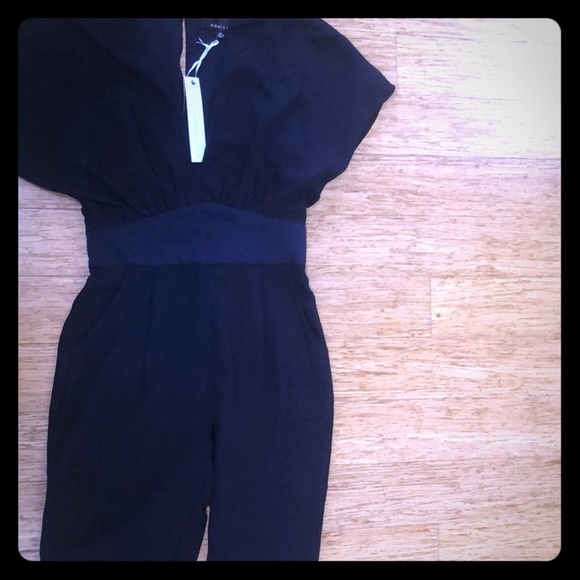 BNWT Jumpsuit navy blue XS  cap Sleeves Pockets - Picture 1 of 4